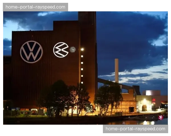 现场探访：沃尔夫斯堡主场大众竞技场安装全德国最大的环绕式LED屏幕。